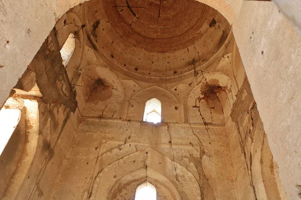 Restos de la mezquita Bibi Khanum y su parte no restaurada en Samarcanda, Uzbekistán — Foto de Stock