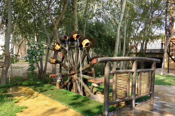 Una vista de la tradicional rueda de agua de madera en Samarcanda en Uzbekistán, Asia Central — Foto de Stock