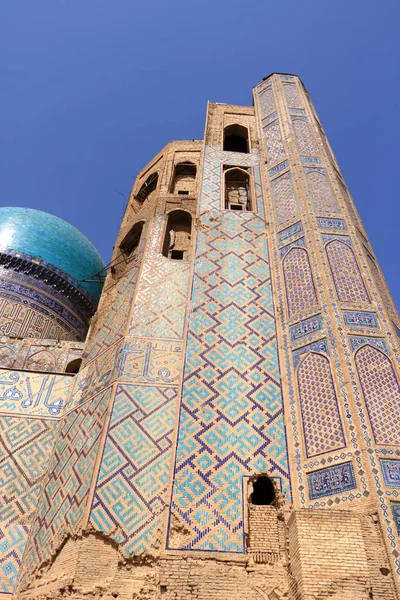 Restos da Mesquita Bibi Khanum e suaparte não restaurada em Samarcanda, Uzbequistão — Fotografia de Stock