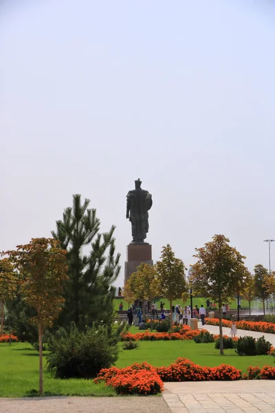 Monumento di Amir Timur vicino al palazzo Ak-saray a Shahrisabz, Uzbekistan — Foto Stock