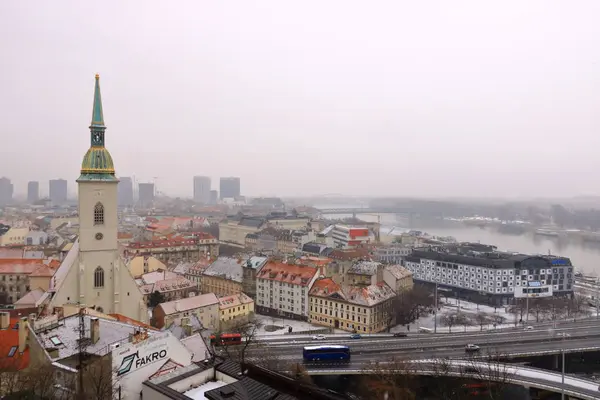 Widok na Bratysławę i katedrę św Marcina z zamku w Bratysławie, Słowacja zimą — Zdjęcie stockowe