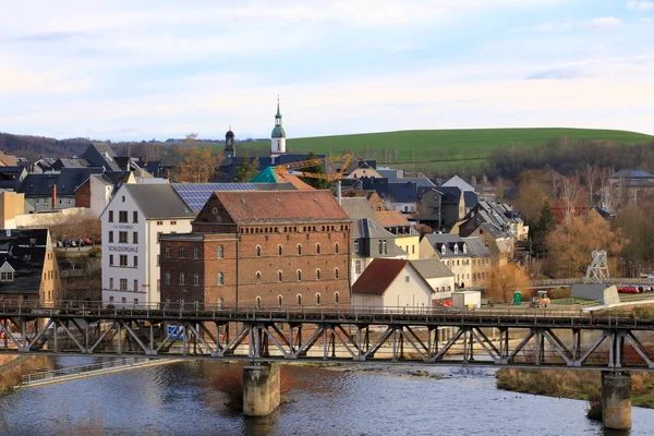 Vista de Rochlitz en Alemania / Europa con el río Zwickauer Mulde —  Fotos de Stock