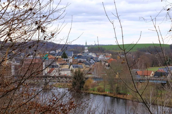 Vista de Rochlitz en Alemania / Europa con el río Zwickauer Mulde — Foto de Stock