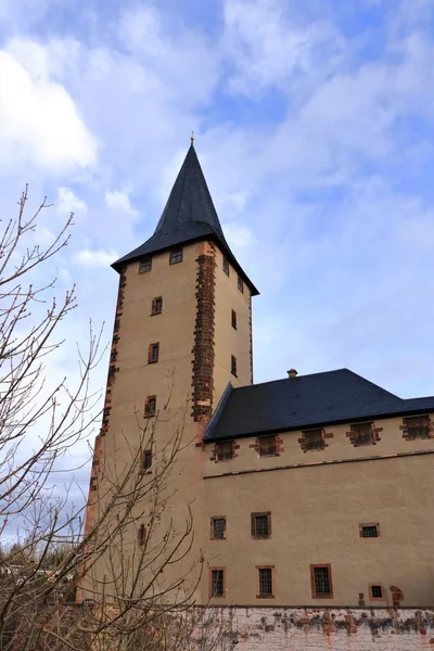 Башни средневекового замка в Рохлиц / Саксония / Германия / Европа с голубым небом и белыми облаками — стоковое фото