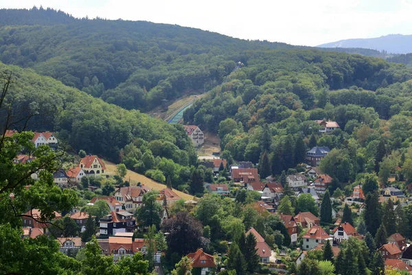 Panorama van de stad Wernigerode met huizen en blauwe lucht — Stockfoto