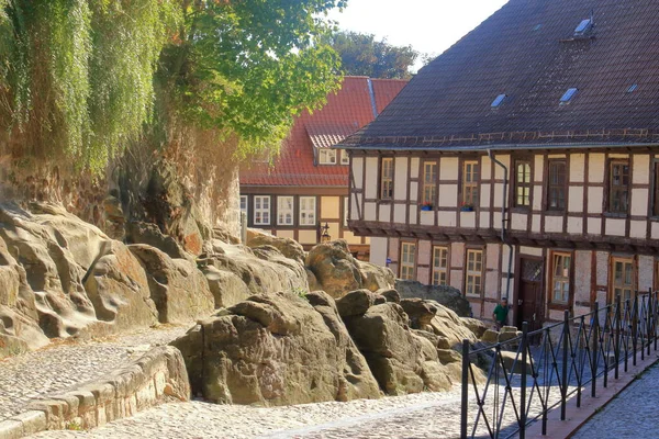 Harz dağlarının kuzeyindeki Quedlinburg Ortaçağ kasabasındaki tarihi kereste iskelet evleri. Saksonya-Anhalt, Almanya — Stok fotoğraf