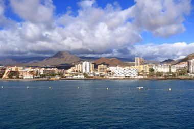 24 Ocak 2020 - Los Cristianos, Tenerife, İspanya: İspanya Kanarya Adaları 'nın güney kesimindeki kasaba ve liman