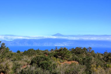 La Gomera 'daki Agulo' daki Mirador de Abrante 'de volkanik kökenli renkli kırmızı toprak ve kum tepeleri Tenerife' deki Teide volkanı ile Atlantik Okyanusu 'nun kuzeyine bakıyor.