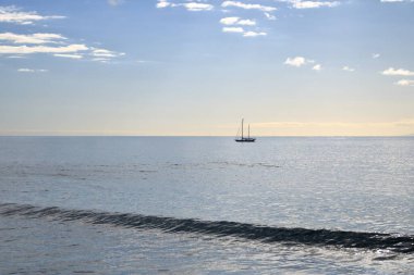 Akşamüstü denizde yelkenli, lüks bir yaz macerası.