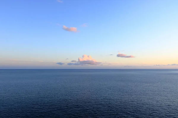 Wolkenloser Blauer Himmel Bis Zum Horizont Über Der Blauen Meeresoberfläche — Stockfoto