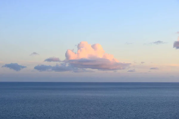 Wolkenloser Blauer Himmel Bis Zum Horizont Über Der Blauen Meeresoberfläche — Stockfoto