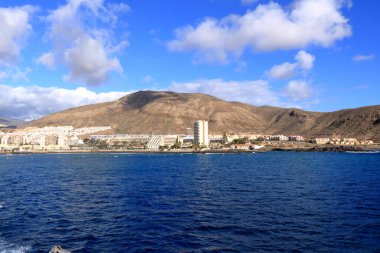 24 Ocak 2020 - Los Cristianos, Tenerife, İspanya: İspanya Kanarya Adaları 'nın güney kesimindeki kasaba ve liman