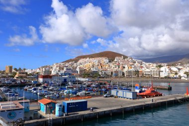 24 Ocak 2020 - Los Cristianos, Tenerife, İspanya: İspanya Kanarya Adaları 'nın güney kesimindeki kasaba ve liman