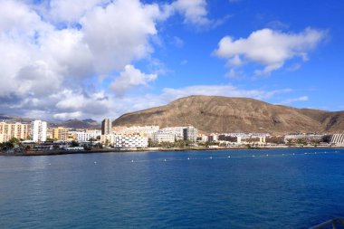 24 Ocak 2020 - Los Cristianos, Tenerife, İspanya: İspanya Kanarya Adaları 'nın güney kesimindeki kasaba ve liman