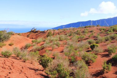 La Gomera 'daki Agulo' daki Mirador de Abrante 'de volkanik kökenli renkli kırmızı toprak ve kum tepeleri Tenerife' deki Teide volkanı ile Atlantik Okyanusu 'nun kuzeyine bakıyor.