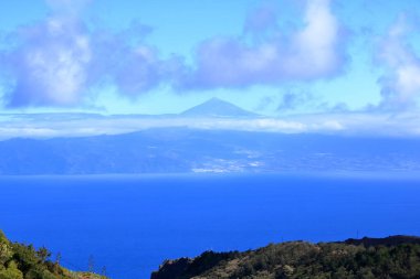 La Gomera Mirador de Arante 'den Tenerife ve Teide dağlarının manzarası