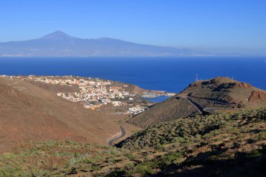 Teide Volcano (Tenerife Adası) ile San Sebastian de la Gomera 'nın genel görünümü, İspanya' da La Gomera