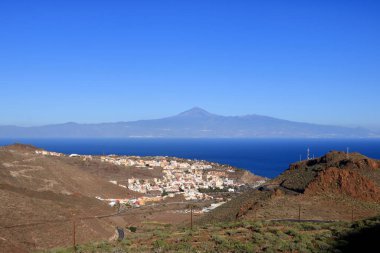 Teide Volcano (Tenerife Adası) ile San Sebastian de la Gomera 'nın genel görünümü, İspanya' da La Gomera