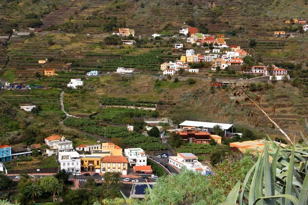 カナリア島のヘルミグア村への眺め複数の色の家やヤシの木があるラ ゴメラ — ストック写真