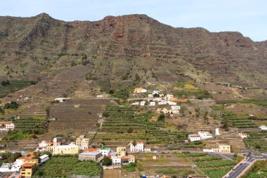 Kanarya adası La Gomera 'daki Hermigua köyünü çok renkli evleri ve palmiyeleri olan
