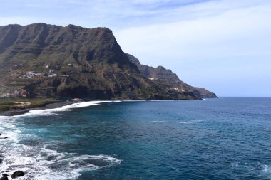 Kanarya adası La Gomera 'daki Hermigua köyünü çok renkli evleri ve palmiyeleri olan