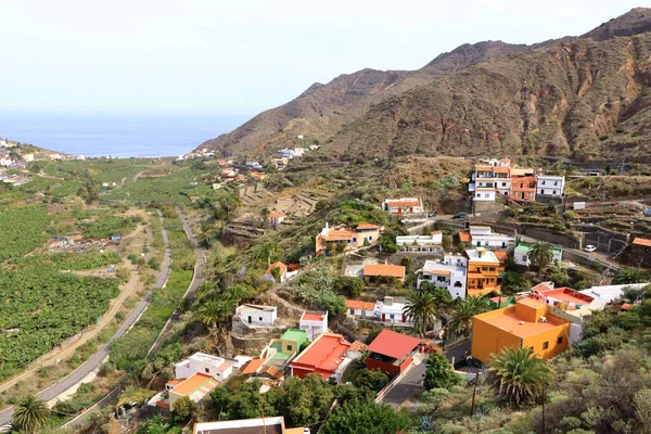 カナリア島のヘルミグア村への眺め複数の色の家やヤシの木があるラ ゴメラ — ストック写真
