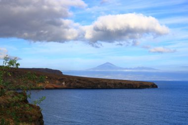 Coast of La Gomera Island, Kanarya Adaları, İspanya kıyısında kayalık uçurumlarda