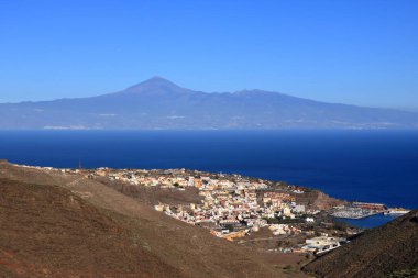 Teide Volcano (Tenerife Adası) ile San Sebastian de la Gomera 'nın genel görünümü, İspanya' da La Gomera