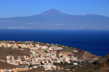Teide Volcano (Tenerife Adası) ile San Sebastian de la Gomera 'nın genel görünümü, İspanya' da La Gomera