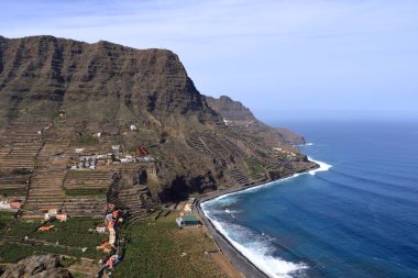 Kanarya adası La Gomera 'daki Hermigua köyünü çok renkli evleri ve palmiyeleri olan