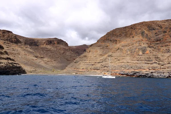 スペインのカナリア諸島ラ ゴメラの前の海の帆船と岩の海岸線 — ストック写真