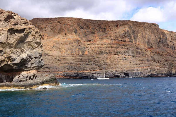 Zeilboot Rotsachtige Kustlijn Zee Voor Gomera Canarische Eilanden Spanje — Stockfoto
