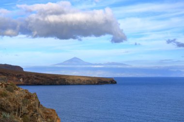 Coast of La Gomera Island, Kanarya Adaları, İspanya kıyısında kayalık uçurumlarda