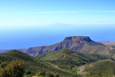 La Gomera manzarası Masa Diyarı La Fortaleza, İspanya 'daki Kanarya Adaları, Arka planda El Hierro