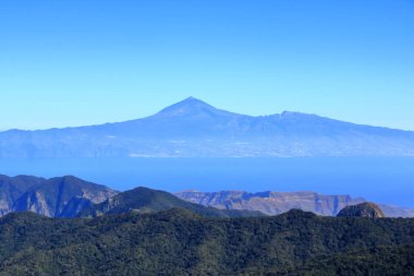 La Gomera 'daki ulusal park Garajonay' a bakın. Arka planda Tenerife adası volkan Pico de Teide ile