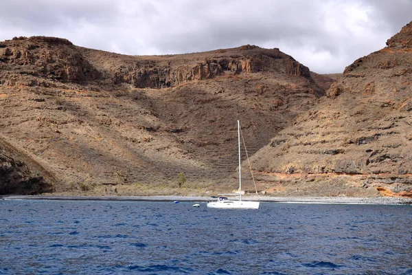 Zeilboot Rotsachtige Kustlijn Zee Voor Gomera Canarische Eilanden Spanje — Stockfoto