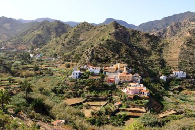İspanya 'nın Kanarya Adaları' ndaki La Gomera adasındaki Vallehermoso kasabasında ve vadisindeki renkli evler