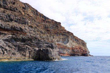 Coast of La Gomera Island, Kanarya Adaları, İspanya kıyısında kayalık uçurumlarda