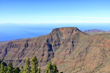La Gomera manzarası Masa Diyarı La Fortaleza, İspanya 'daki Kanarya Adaları, Arka planda El Hierro
