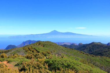 La Gomera 'daki ulusal park Garajonay' a bakın. Arka planda Tenerife adası volkan Pico de Teide ile