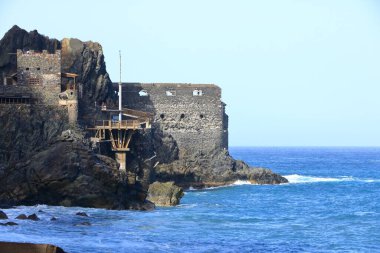 Mallar ve muz nakliyesi için eski terminal Castillo del Mar. Bugün İspanya, La Gomera 'daki Vallehermoso' da terk edilmiş bir sanat ve kültür merkezi.