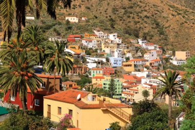 İspanya 'nın Kanarya Adaları' ndaki La Gomera adasındaki Vallehermoso kasabasında ve vadisindeki renkli evler