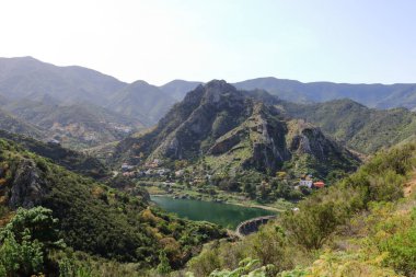 İspanya 'nın Kanarya Adaları' ndaki La Gomera Adası 'ndaki Vallehermoso yakınlarında bir baraj..