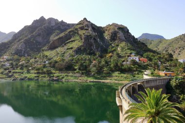 İspanya 'nın Kanarya Adaları' ndaki La Gomera Adası 'ndaki Vallehermoso yakınlarında bir baraj..