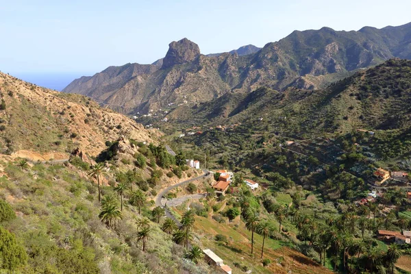 スペインのカナリア諸島ラ ゴメラ島のVallehermoso町と谷に近いGuaidilにカラフルな家 — ストック写真