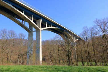 Almanya 'da Dresden yakınlarındaki Lockwitztal Vadisi üzerindeki Highway Köprüsü.