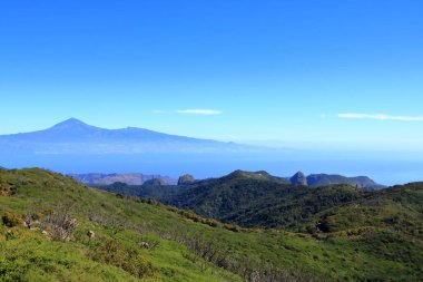 La Gomera 'daki ulusal park Garajonay' a bakın. Arka planda Tenerife adası volkan Pico de Teide ile