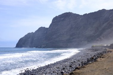 Plaj okyanus taşları dağ Tenerife volkan arka planı, Santa Catalina La Gomera, Kanarya Adaları