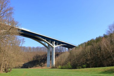 Almanya 'da Dresden yakınlarındaki Lockwitztal Vadisi üzerindeki Highway Köprüsü.