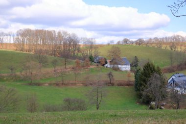 Almanya 'nın yeşil manzarasına gömülü güzel, yarı ahşap bir ev.